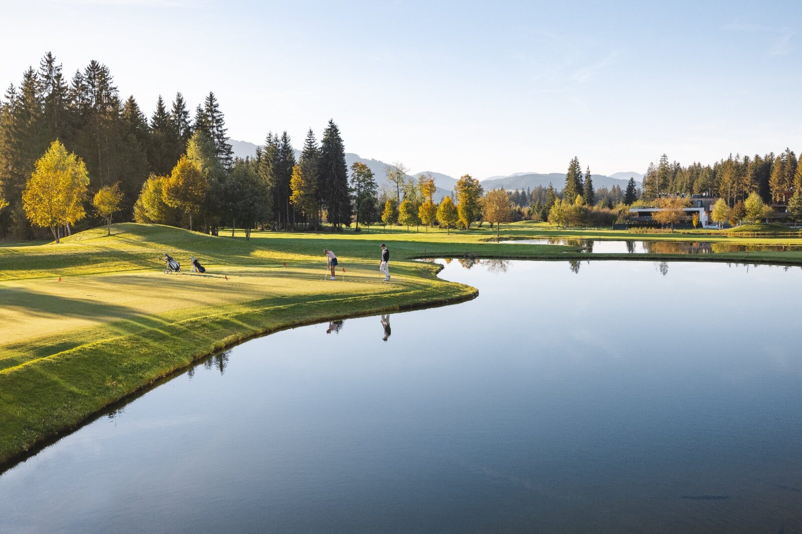 Golfplatz Westendorf – Herbstpanorama mit Teich und Bergen